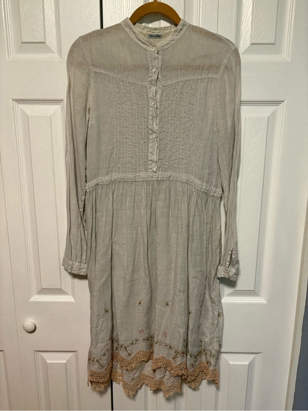 120% Lino Beautiful Light Gray Linen Dress with Floral Embroidery and Lace Hem
